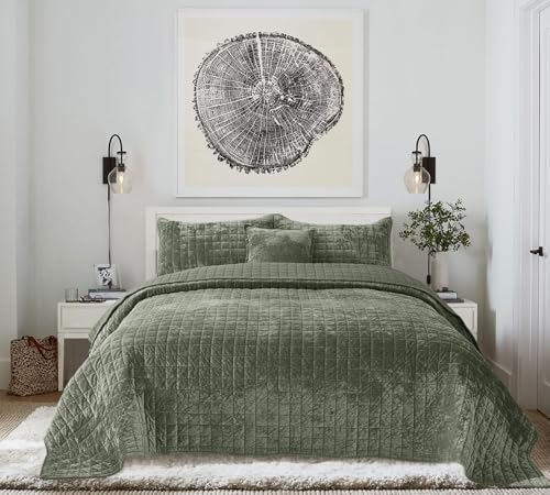 COCOPLOCEUS 3 Pieces Luxurious Velvet Oversized King Quilts Set 120x128 Bedspread Coverlet Quilted Bedding Set with 2 Pillow Shams 20x36 Ultra Soft Comforter for All Season, Army Green