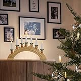 Traditionnelle : la pyramide de Noël d'intérieur en bois naturel de style classique reste une décoration de fenêtre très populaire pendant la période de l'Avent et de Noël.
