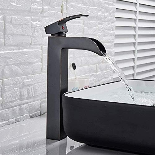 Robinets de salle de bain mitigeur eau chaude froide et robinet de cuisine sur pont