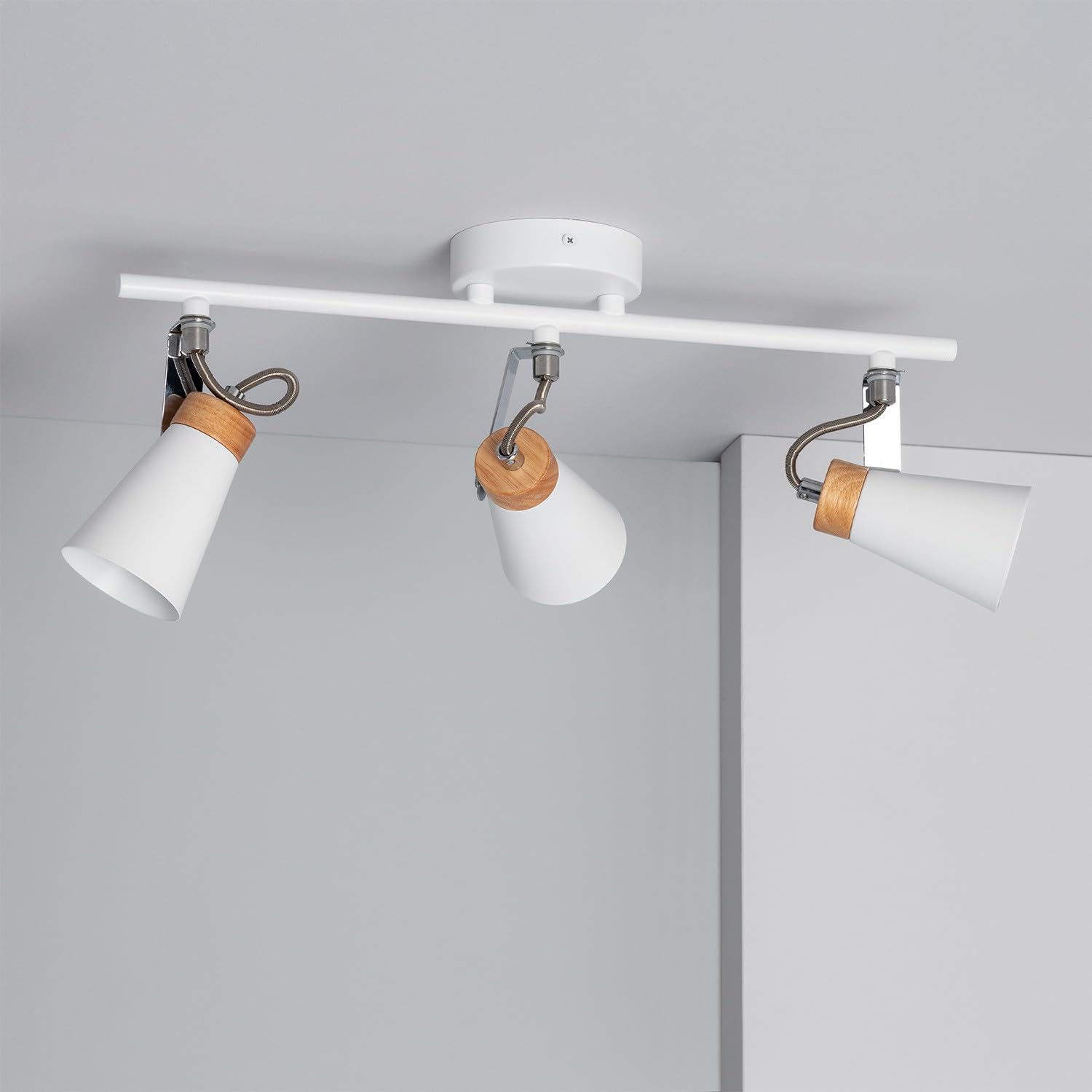 LEDkia Mara Deckenleuchte – 3 Verstellbare Strahler, Metall & Holz, 50 W, GU10