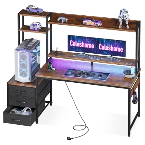 Coleshome Escritorio Gaming con Estanteria y Cajones, Mesa Gaming con Iluminación LED & Toma de Corriente, Escritorios para PC con Repisas de Almacenamiento (Marrón, 137×48 cm)