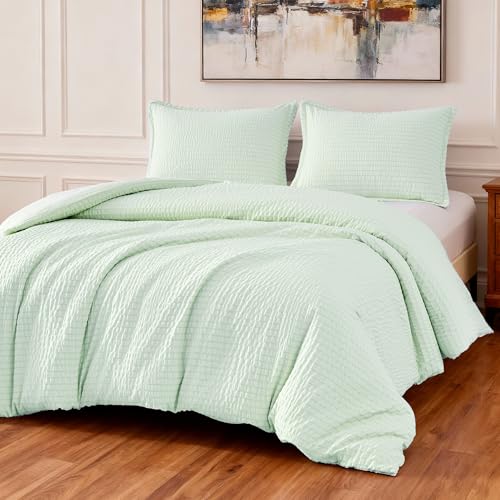 Image of Amazon Basics Duvet Cover Set with Jacquard Geometric Pattern, 3-Piece with 1 Duvet Cover and 2 Pillow Shams, Comforter Not Included, California King, Aloe Green