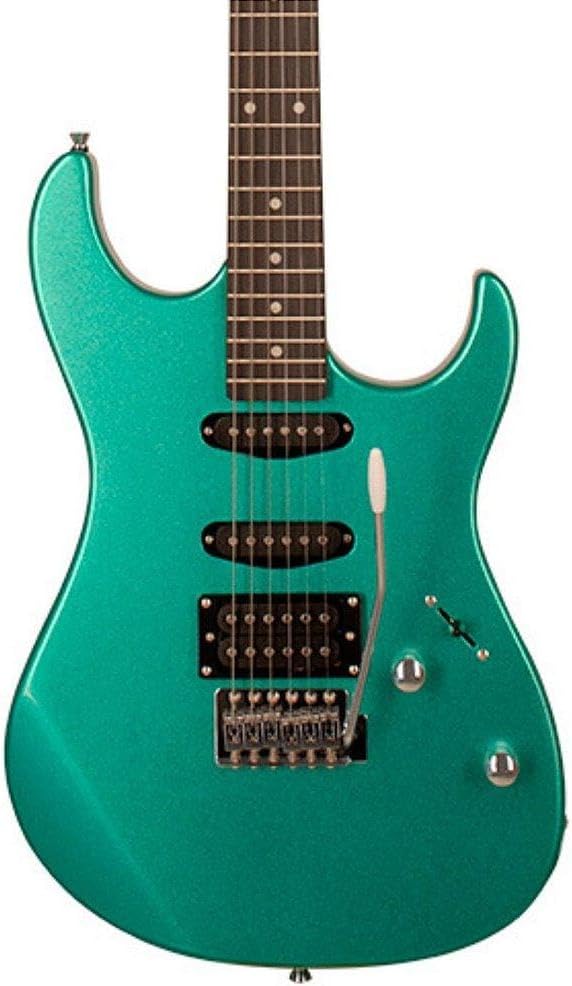 Detalhe do corpo da guitarra Tagima TG-510 na cor verde metálico surf, com três captadores, tremolo, botões de controle e alavanca, fundo branco.