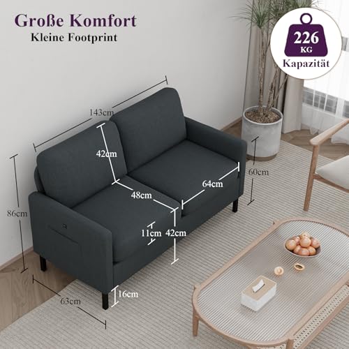 GRAVFORCE Sofa 2 Sitzer mit 2 Ladeports und Seitentasche, Klein Couch 143cm Cloudserie Gemütliches für Jugendzimmer Wohnung Wohnzimmer Büro Couch aus Holz (Stoff, Dunkelgrau, Sofa)