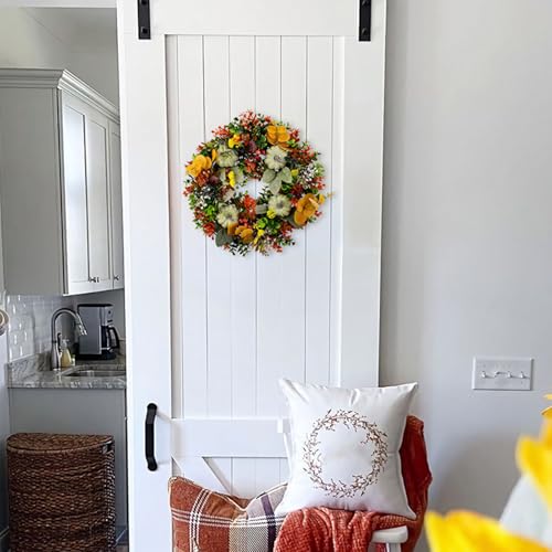 Coronas de decoraciones de puertas con calabazas verdes y eucalipto 3