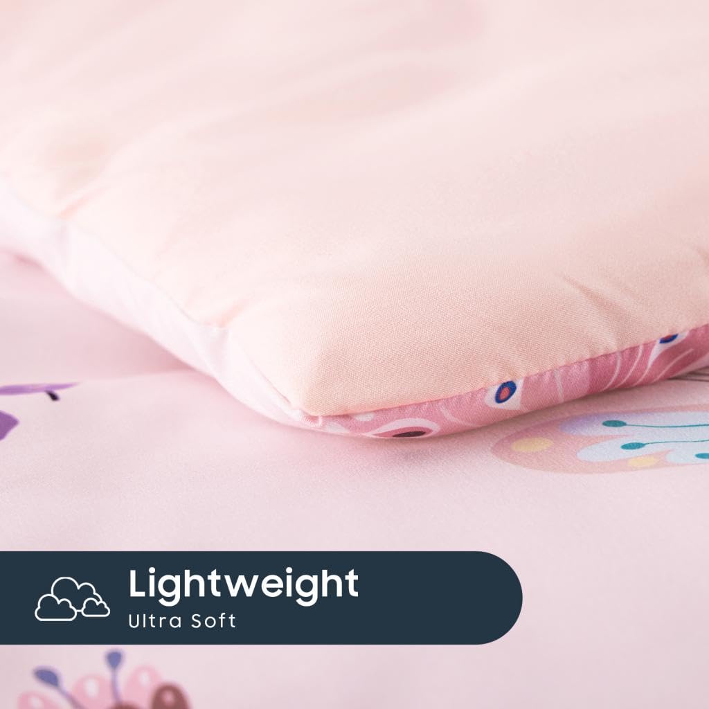 Wake In Cloud - Juego de ropa de cama infantil para niñas, juego de cama suave de 4 piezas para cuna que incluye edredón, sábana bajera, sábana encimera y funda de almohada, flores de mariposa en rosa