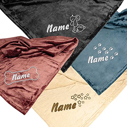Schecker Mikrofaserdecke Premium - Pfotenspur mit Name Grau- 150 cm x 95 cm Bestickt mit dem Namen Ihres Hundes