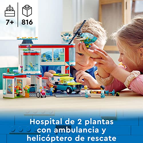 LEGO 60330 City Hospital con Ambulancia, Helicóptero de Juguete y 12 Mini Figuras, Juegos Médicos, Ideas Regalos Navidad Niños y Niñas de 7 Años o Más
