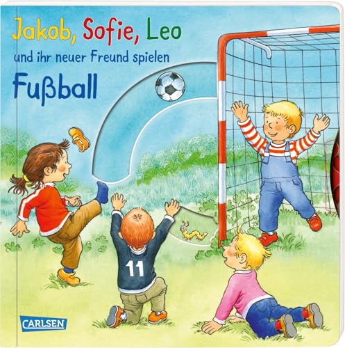 Jakob, Sofie, Leo und ihr neuer Freund spielen Fu&szlig;ball: Pappbilderbuch mit Drehscheibe und Klappen ab 2 Jahren