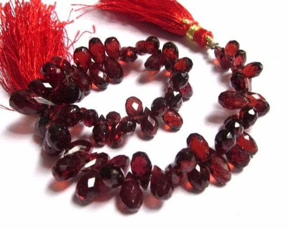 LKBEADS Pełne pasmo 19 cm. - Najlepszy prawdziwy granat Mozambiku fasetowany kropla briolette rozmiar 6 x 4 mm - 9 x 5 mm