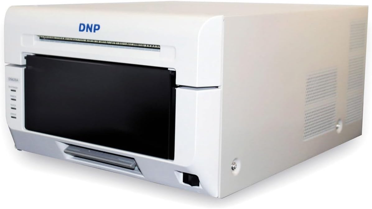 Impressora DNP DS620A des d'un lleuger angle, mostrant la part frontal i el costat dret.