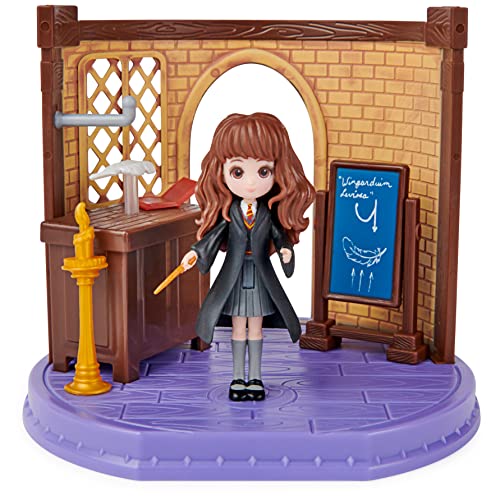 HARRY POTTER - PLAYSET COURS DE SORTILÈGES WIZARDING WORLD - Coffret Univers Magique Cours De Sortilèges Avec 1 Figurine Articulée Hermione Granger et Accessoires - 6061846 - Jouet Enfant 5 ans et + Cover