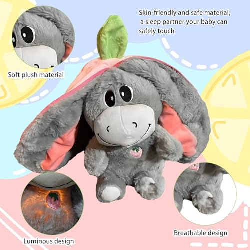 Atmendes Kuscheltier für Erwachsene, Kuscheltier Atmet, Schlafender Plüschesel, Plüsch Esel mit Erdbeer Motiv, Niedliches Warmes, Leichtes Plüschtier mit Musik, Pullover mit Erdbeerbrosche und Puppe