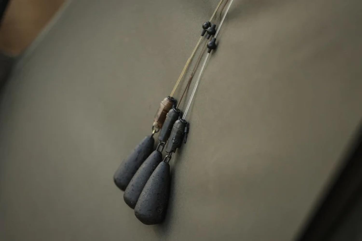 Korda Dark Matter Leader Heli-Safe Gravel 30lb 1m, High-Density Leader, Camouflaged for Stealth, 1m Length, Heli-Safe System for Secure Rigging, Ultra-Strong 30lb Test Strength, Ideal for Carp Fishing