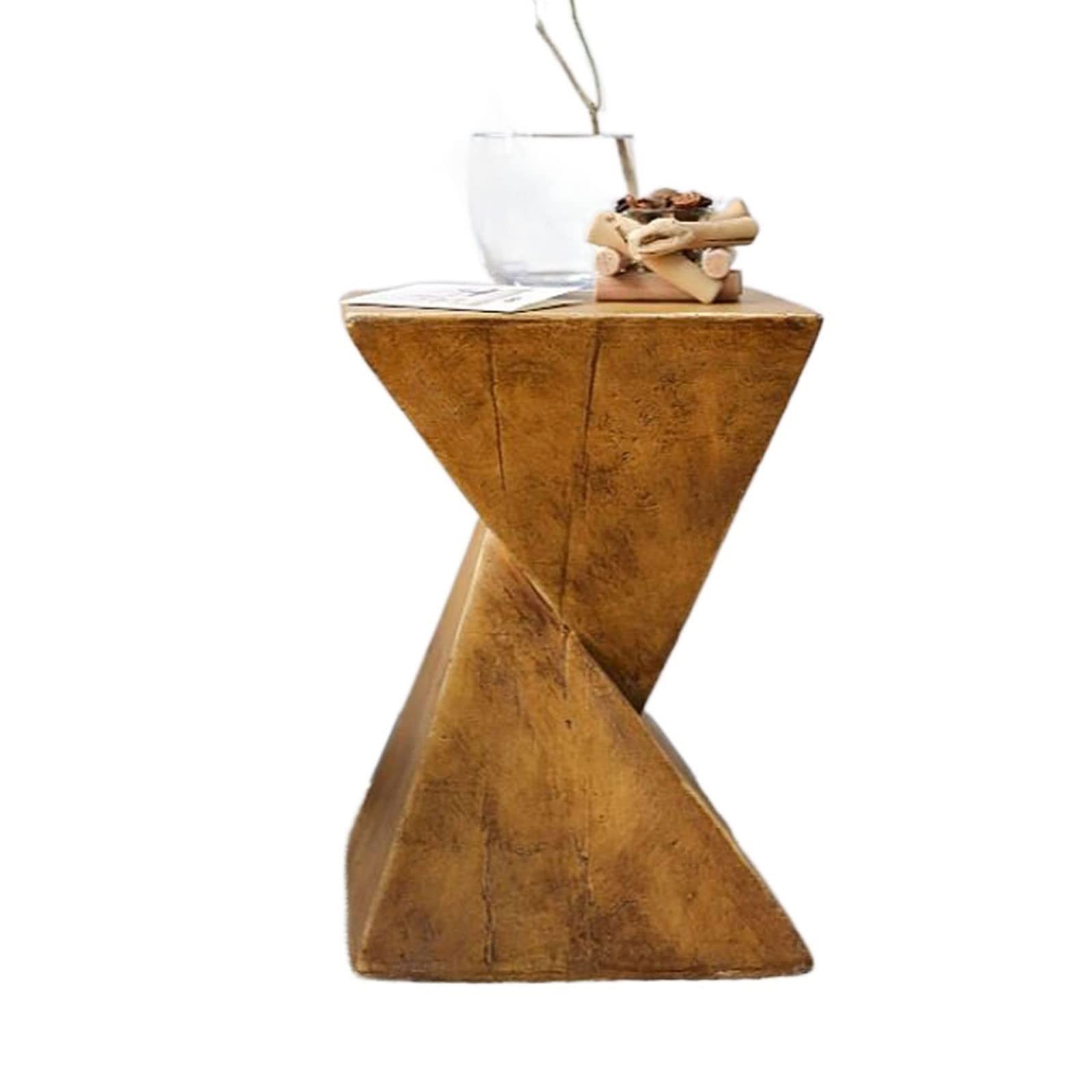 Table basse rustique avec tabourets encastrables pour optimiser les petits salons