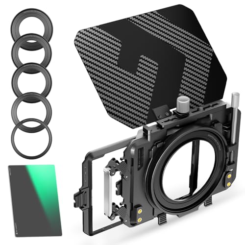 【Mini Matte Box Materiale & Design Superiori】 Realizzato in fibra di carbonio leggera con finitura opaca, l'alloggiamento opaco impedisce l'ingresso di luce parassita, garantendo immagini chiare e ad alto contrasto. Presenta un esclusivo design svasato e uno spessore di soli 34 mm, che impedisce la vignettatura anche con gli obiettivi da 16 mm. No compatibile con Sony FE PZ 28-135mm f/4 OSS