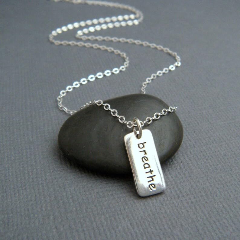 Collana in argento sterling 925 con scritta "respira". Affermazione. Ispirazione. Zen. Yoga. Collana con parole. Piccolo ciondolo semplice con incisione. Gioielli per tutti i giorni | Con catena da