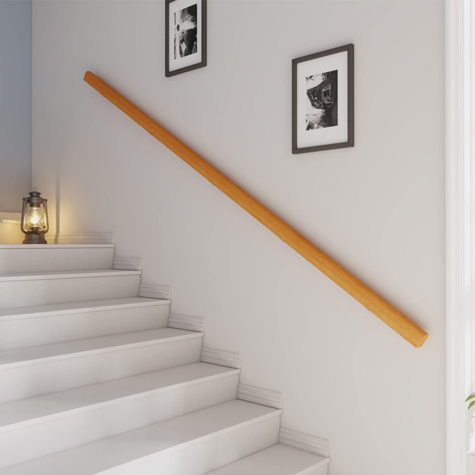 Rampe d'escalier en bois de pin pour aménager un hall de villa chaleureux