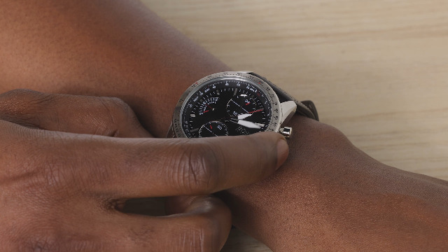 BOSS Montre Chronographe Quartz Homme 44 mm Collection Velocity avec Cadran Noir Texturé, Bracelet en Silicone Noir, Fonction Date, 3 sous-Cadrans, Résistance à l'eau 5ATM - 1513716
