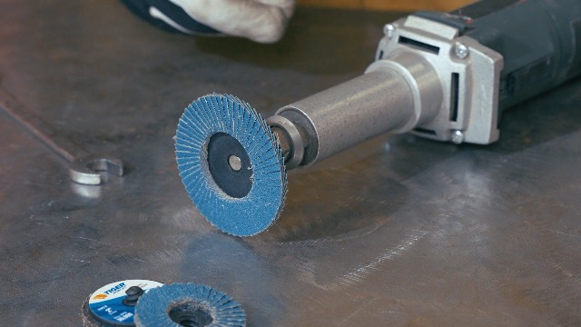 Image of Weiler 50965 3 inch Bobcat Mini Abrasive Flap Disc, Flat (TY27), Type R Mount, 120Z (Pack of 10)