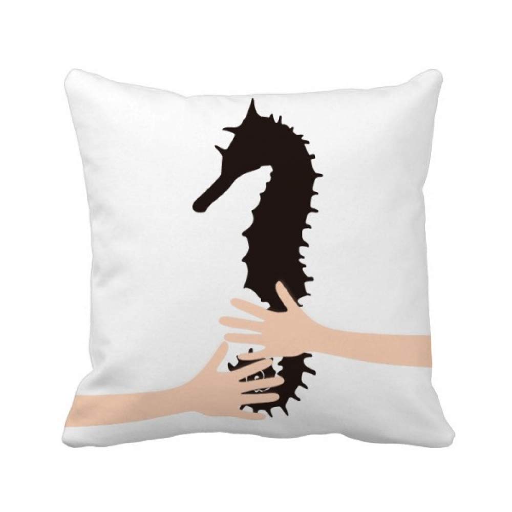 Coussin hippocampe noir pour sublimer un canapé trop terne