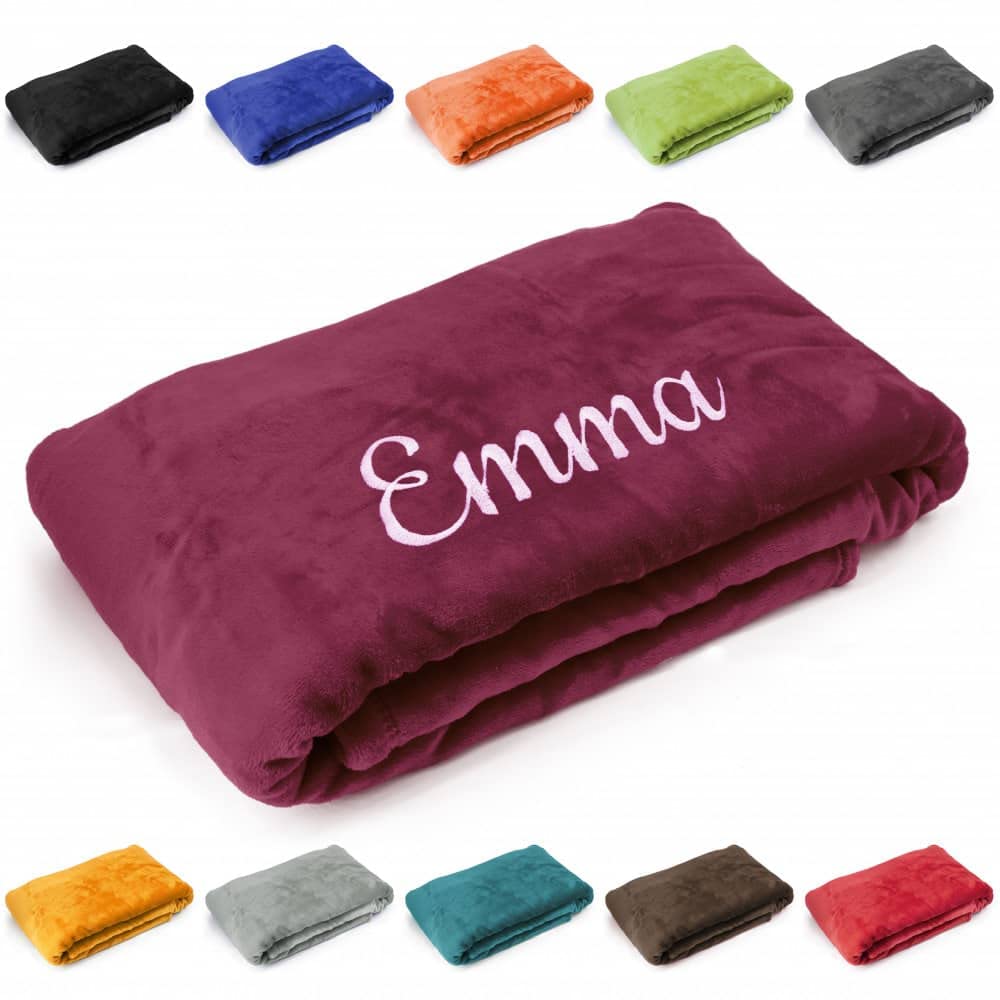 Deitert Kuscheldecke mit Namen oder Wunschtext Bestickt, 200cm x 150cm, extra weiche und gemütliche Sofadecke/Wohndecke, hochwertiges Fleece, personalisiertes Geschenk (Lila)