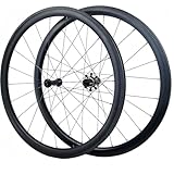 Leggerezza e precisione ingegneristica: con un peso di soli 700 g (anteriore) e 900 g (posteriore) per la versione da 40 mm e 785 g (anteriore) e 950 g (posteriore) per la versione da 55 mm, questo set di ruote è uno dei più leggeri della sua categoria. I raggi dritti in acciaio inossidabile e i nippli in alluminio leggero riducono ulteriormente il peso pur mantenendo la resistenza.