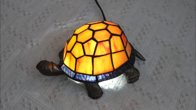 NUODITOS Orange Turtle Lamp Tiffany Bedside Table Lamp Retro Decor