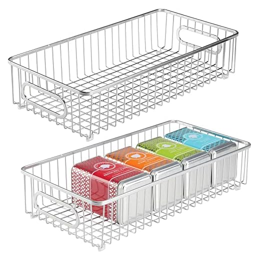 mDesign extra lång förvaringskorg med handtag – korg i metall – smart förvaring för kök, skåp och under diskho – 2-pack – krom