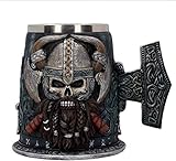 ️ GENIESSE DEINE WIKINGER PIRATEN TRINKZEIT Dieser Bierkrug ist in einem coolen Wikinger Design, der Außenseiter ist mit Wikinger Schädel Krieger mit gehörnten Helm geschnitzt, der Piratenschädel ist mit 2 gekreuzten Kampfäxten, dickem braunen Bart geflochten für den Kampf, Genießen Sie Ihre Trinkzeit mit Ihrem Bierfreund!