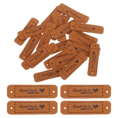 QUARKZMAN 20pcs Etiquetas de Cuero, Etiquetas de Piel Sintética Hechas a Mano con Agujero en Relieve Placas Personalizadas para Adorno DIY Costura Manualidades, 55x15mm, Marrón