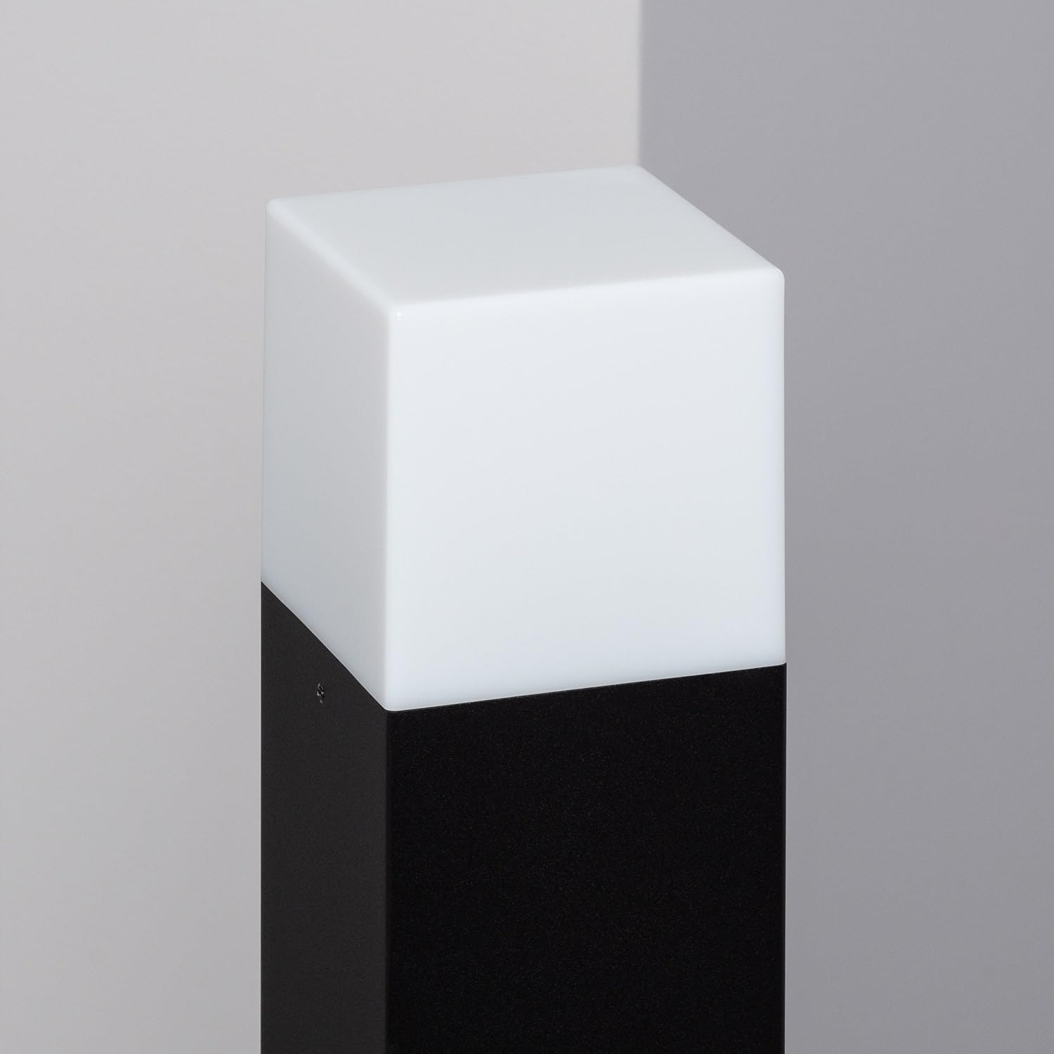 LEDKIA LIGHTING - Baliza Exterior Augusta 74cm | IP54 Resistente | Soporte E27 220V | Difusor Opal Antideslumbrante | Aluminio y PMMA, Negro