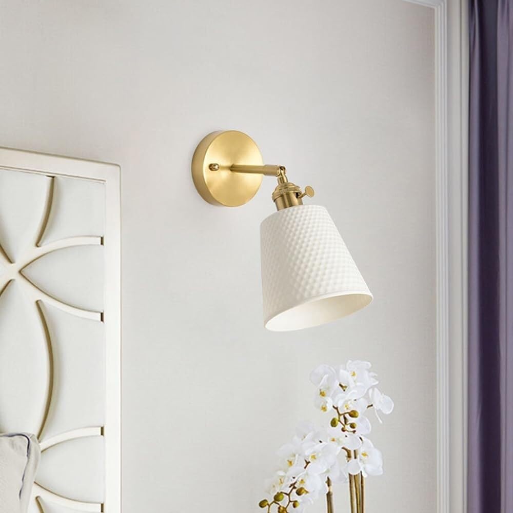 Applique da Parete per Interni Moderne E retrò in Ottone Spazzolato con Interruttore Rotante E Paralume in Ceramica Regolabile Ideali per Camera da Letto Comodino Bagno E Corridoio Attacco E27
