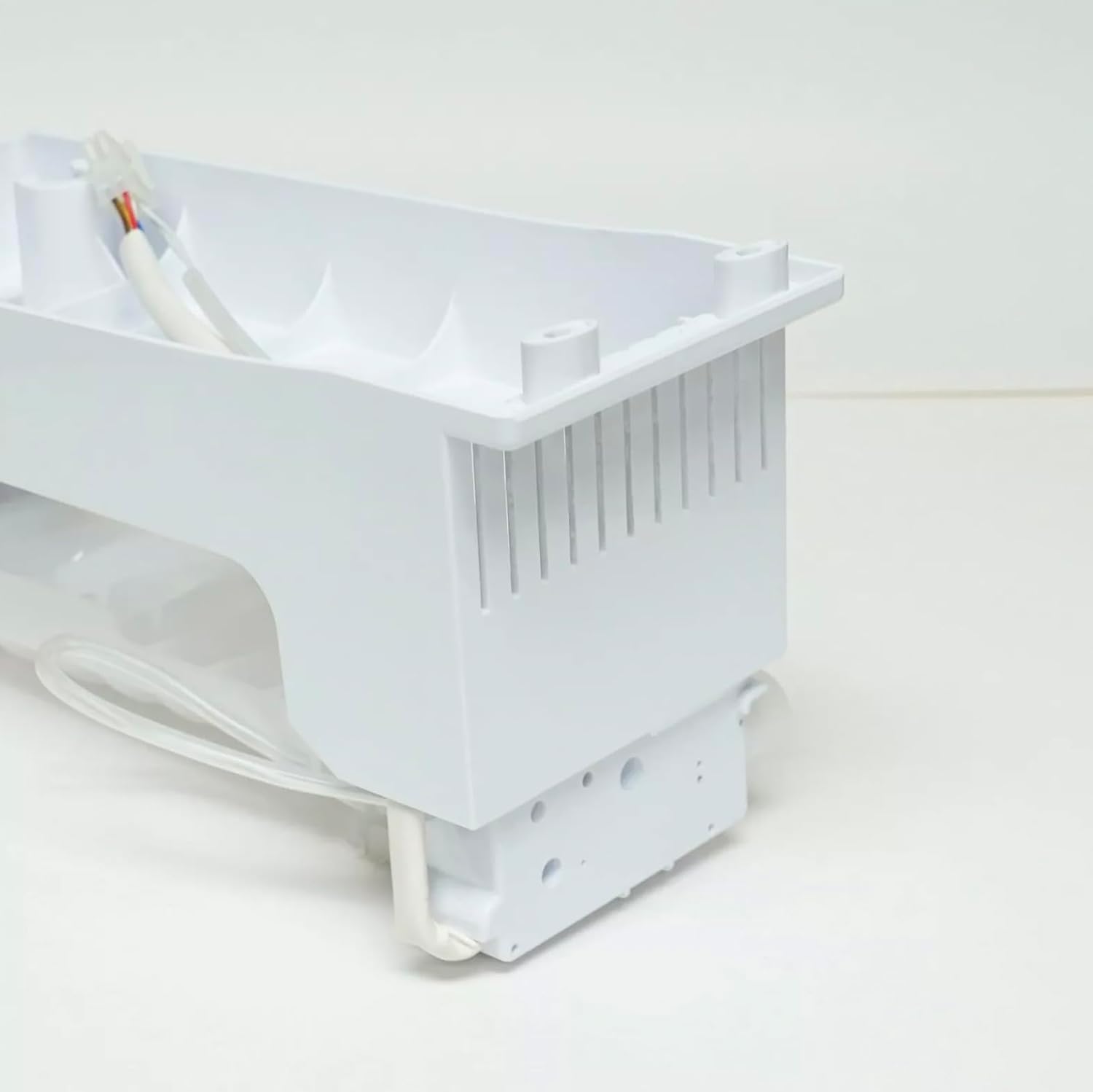 Збоку view of ice maker showing electrical connectors