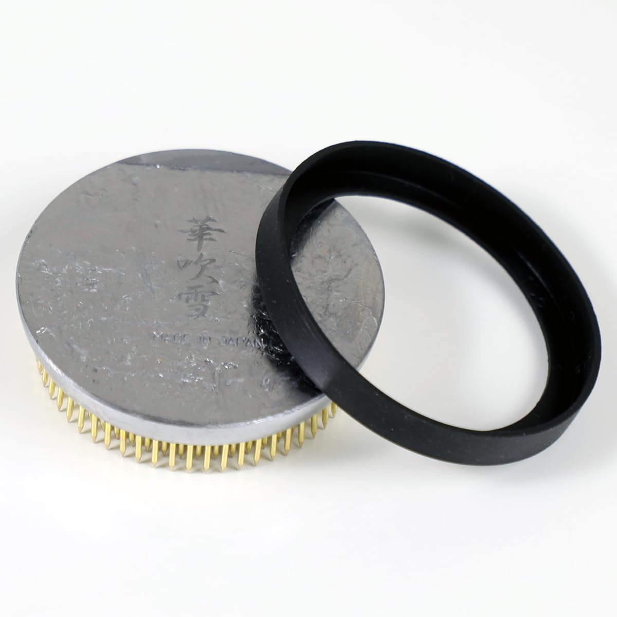 Wazakura 80 mm okrągły mosiężny Ikebana Kenzan kwiat przypinka żaba wyprodukowana w Japonii, japoński kwiatowy układ narzędzie kwiat uchwyt do wazonu i pojemnika - mosiądz, φ80 mm