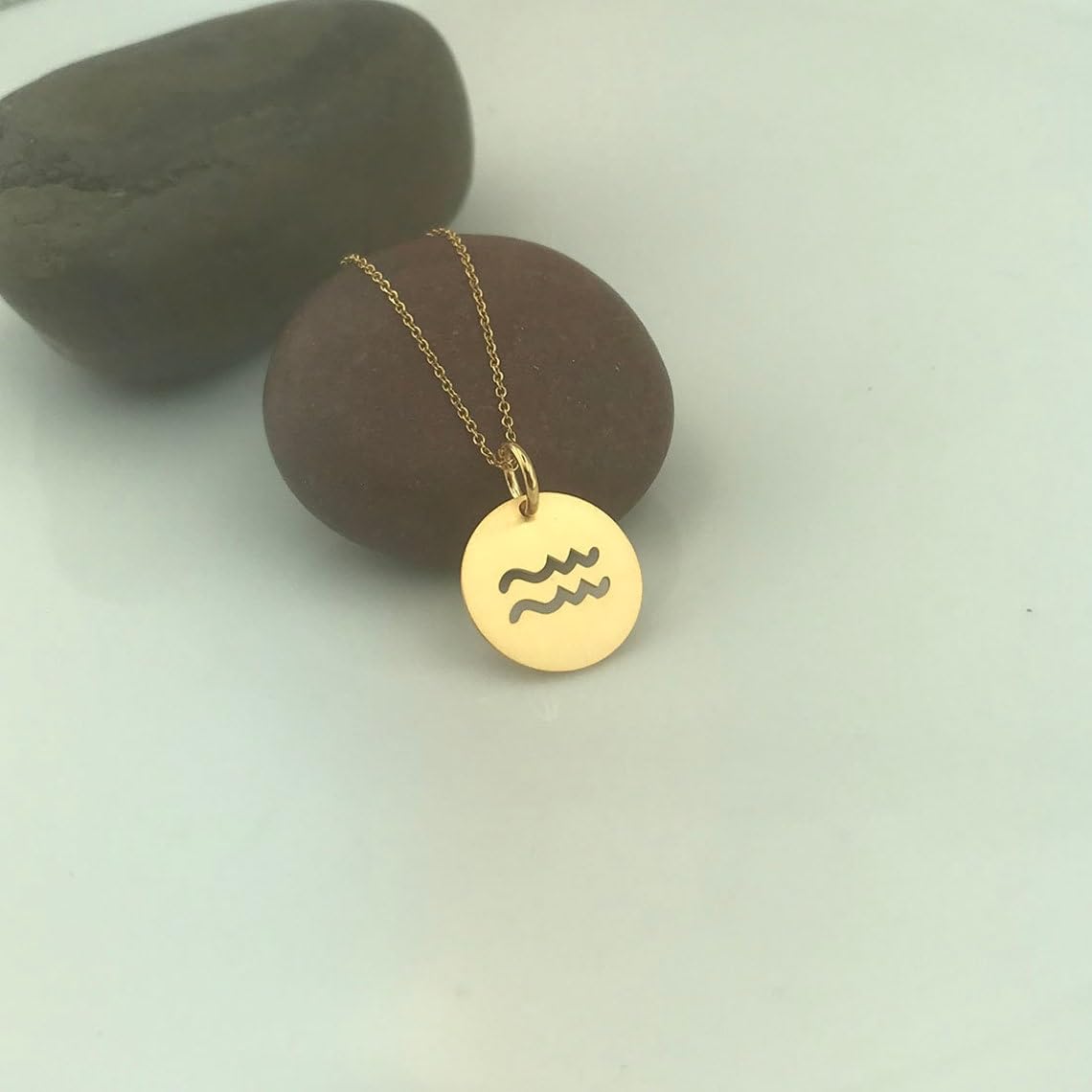 LKBEADS Collana con ciondolo a moneta incisa con segno zodiacale Acquario da 24 mm con catena a maglie da 18 pollici | Argento sterling placcato oro | Gioiello regalo unisex | LK_PNDN_1900