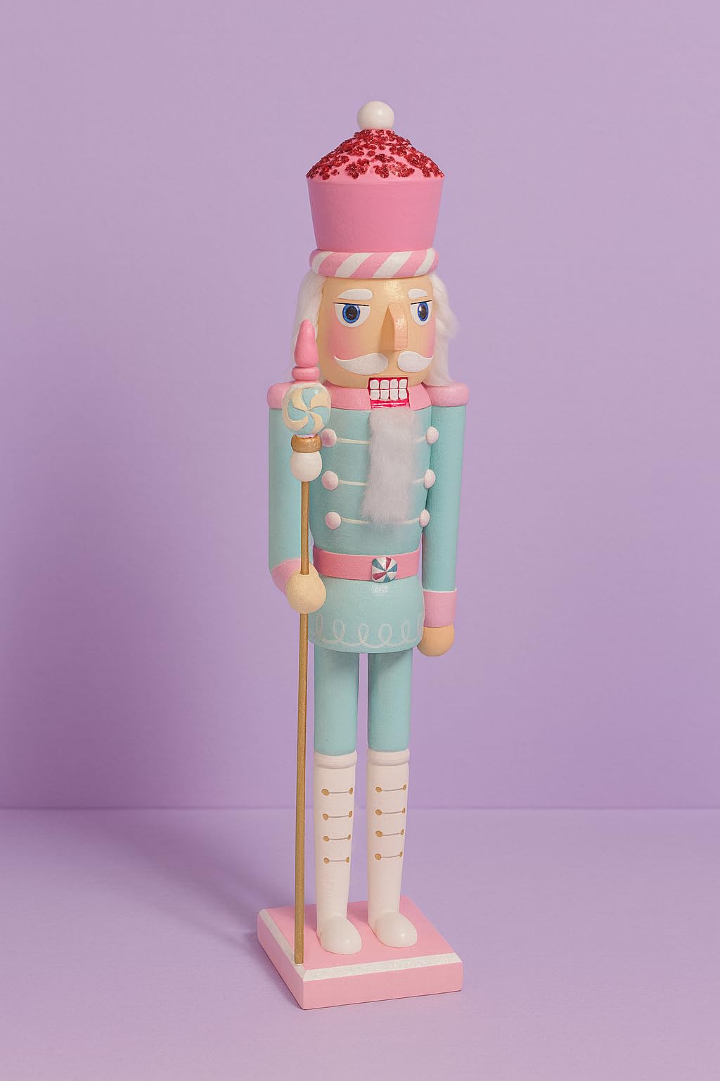 KAROLINE&CO. Décoration Noël – Casse Noisette en Bois 60 cm Couleurs Pastel – Figurine Noël Artisanale – Deco Noel Intérieur Maison – Idéal pour Boules de Noël et Christmas Decorations