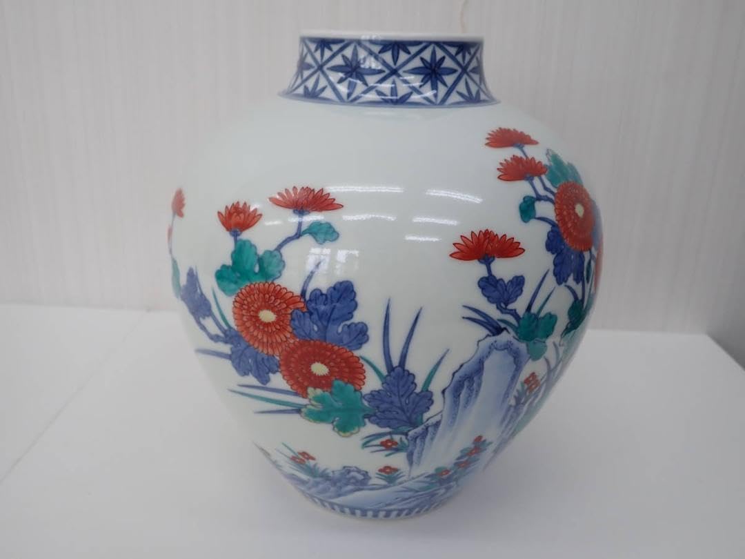 人間国宝　13代 今泉今右衛門 作　色鍋島岩菊絵花瓶 壺 花器　共箱 木箱入りa sold out】人間国宝 十三代 今泉今右衛門 造 本人作 色鍋島唐花文 花入