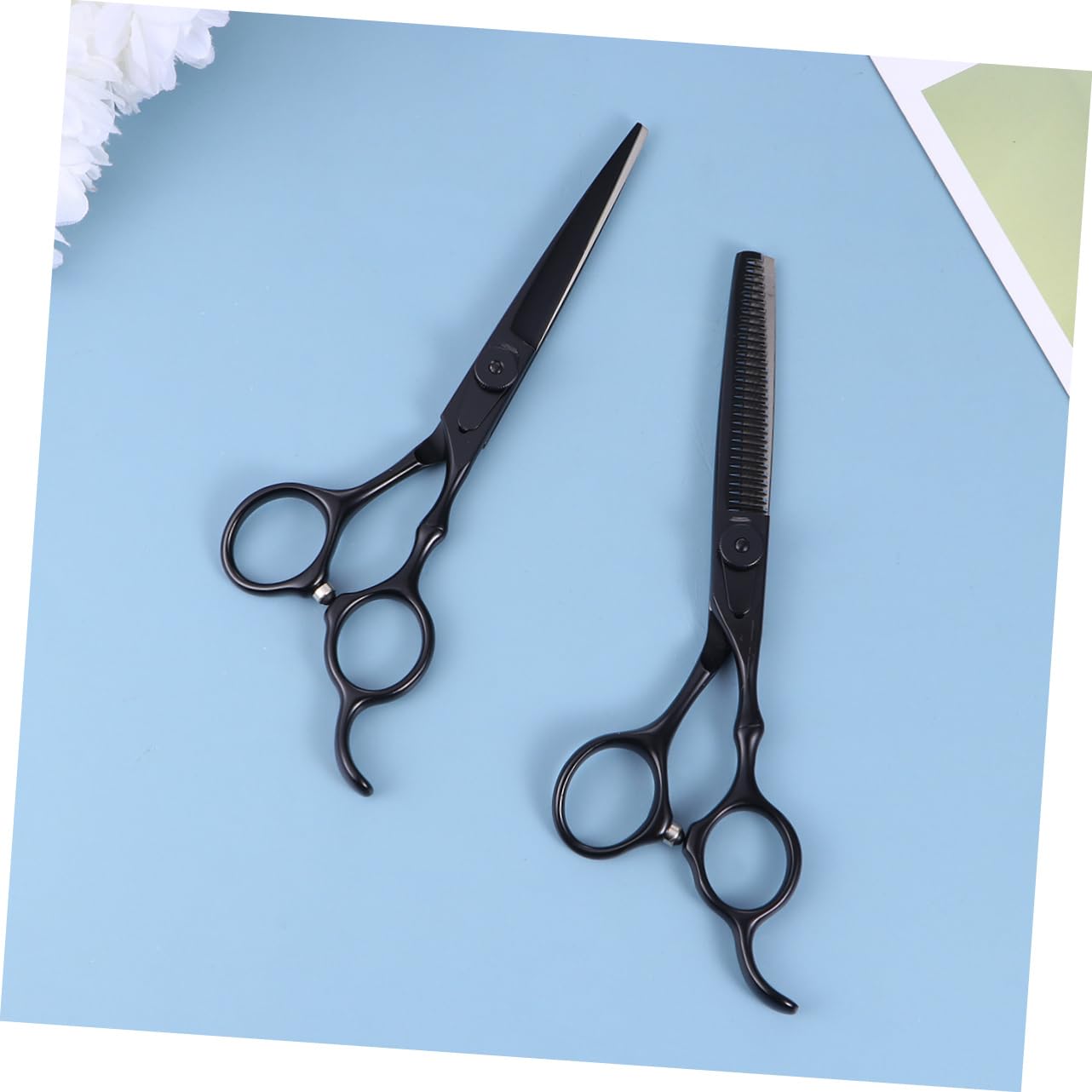 Set Forbici Parrucchiere Professionali 2 Pezzi in Acciaio Inox | Nero, Impugnatura Easy Grip e Pettine Incluso, per Uso Domestico e Salone, Resistente alla Ruggine