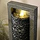Teamson Home Garten Outdoor Brunnen Hoher Wasserfall mit warmen LED-Lichtern, Layered Rock Design, Robustes Polyresin, dunkelgraues Finish
