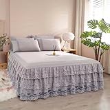 Améliorez la décoration de votre chambre avec nos élégants cache-sommier et cantonnières. Conçus avec des bandes élastiques aux coins, ils sécurisent fermement votre matelas, empêchant tout déplacement pendant que vous faites le lit. Faciles à enlever et lavables en machine, ces cache-sommier offrent à la fois fonctionnalité et nettoyage sans effort. Parfait pour ajouter une touche polie à votre parure de lit.