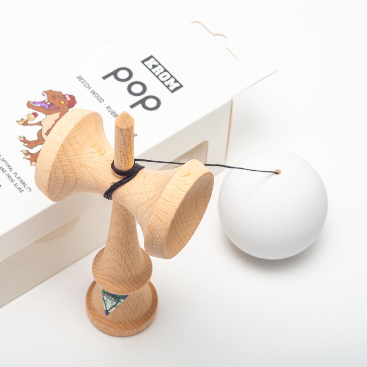 KROM Kendama POP Rubber Blanco – de madera de haya certificada – Madera de alta calidad – Para principiantes y profesionales – Pack : cuerda de repuesto + pegatinas