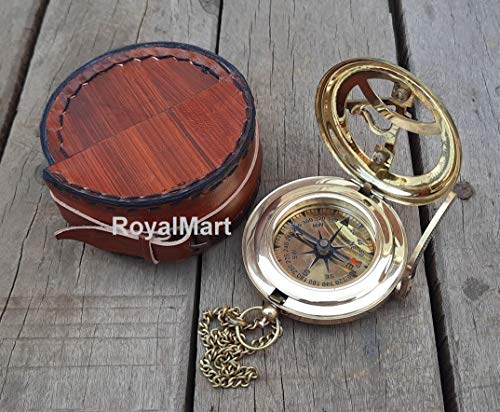 Brújula vintage grabada en latón con estuche de cuero miniatura 2