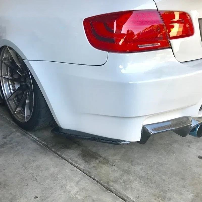 Kits carrosserie BMW E90 E91 E92 E93 : extensions bas de caisse et diffuseur look carbone