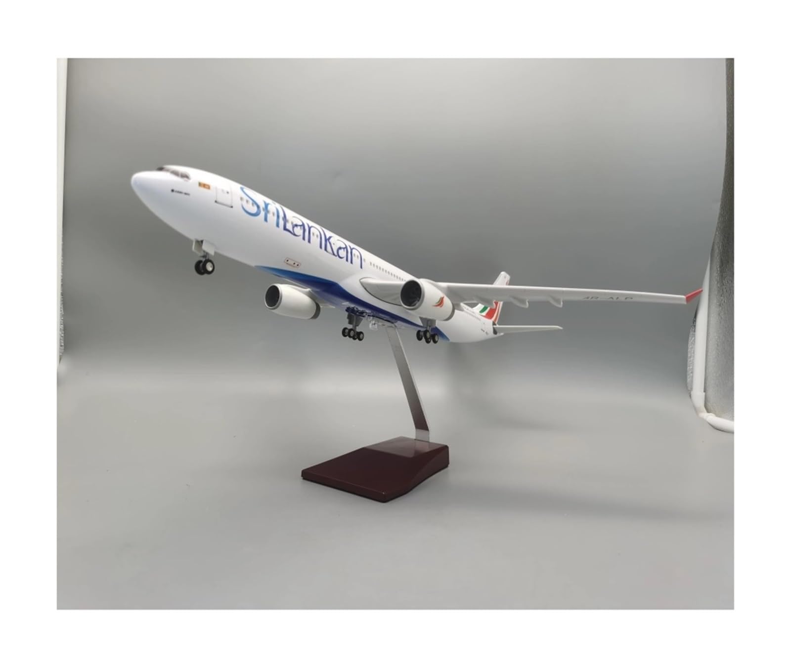 Odlewane zabawki samolotowe w skali 1:135 dla modelu A330 SriLankan Airlines Model odlewanego ciśnieniowo żywicy Model samolotu Kolekcjonerskie modele wystawowe Stacjonarny samolot do zbierania i