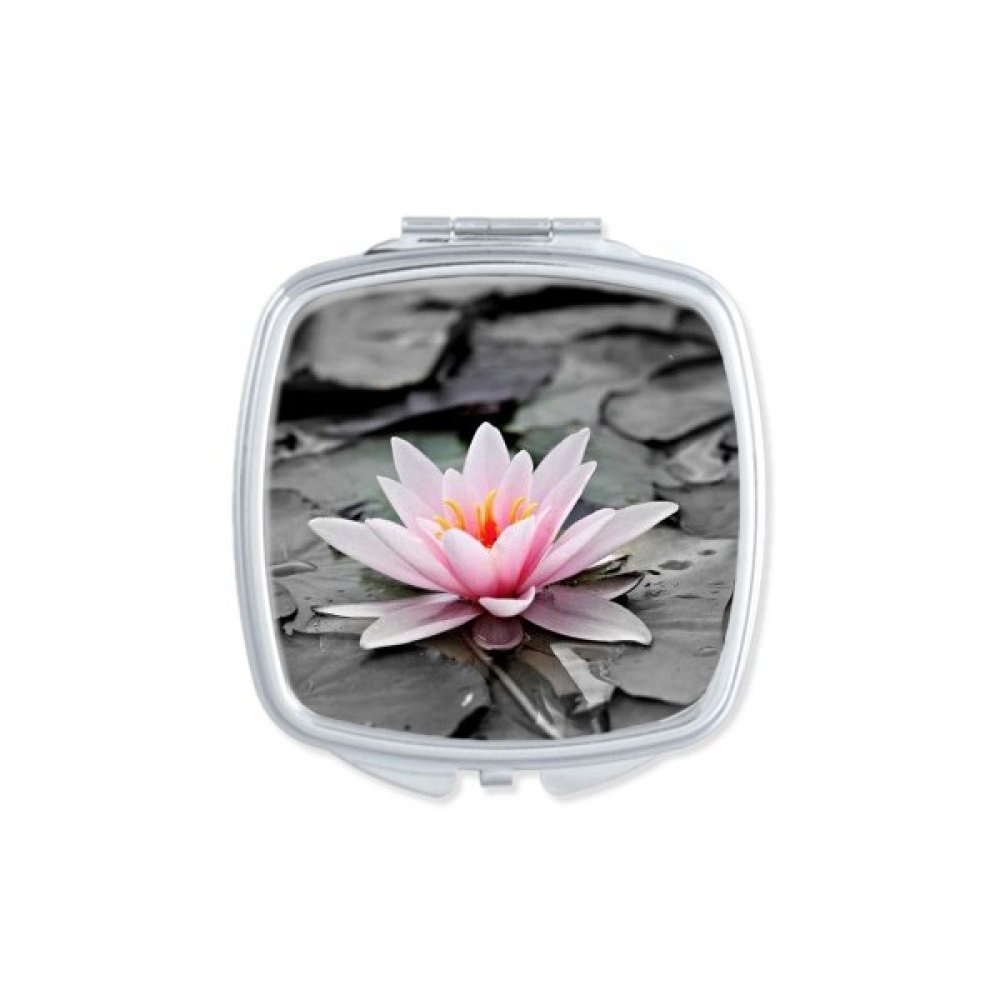 Miroir de maquillage compact pour vos retouches beauté pendant vos voyages