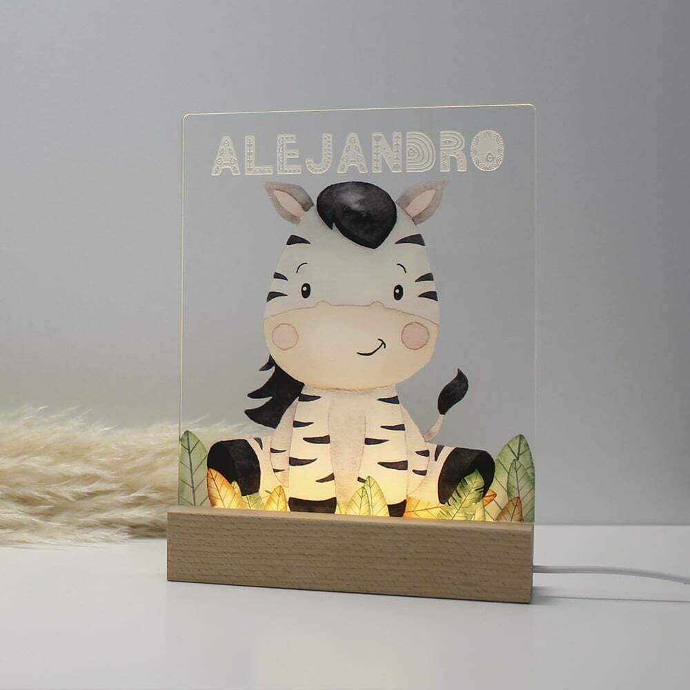 Dehome - Luz Nocturna Infantil Personalizada con Nombre – Lámpara Quitamiedos con el Nombre Grabado que se Ilumina – Luz LED Cálida, Regalo Bebé Nacimiento y Bautizo - Safari