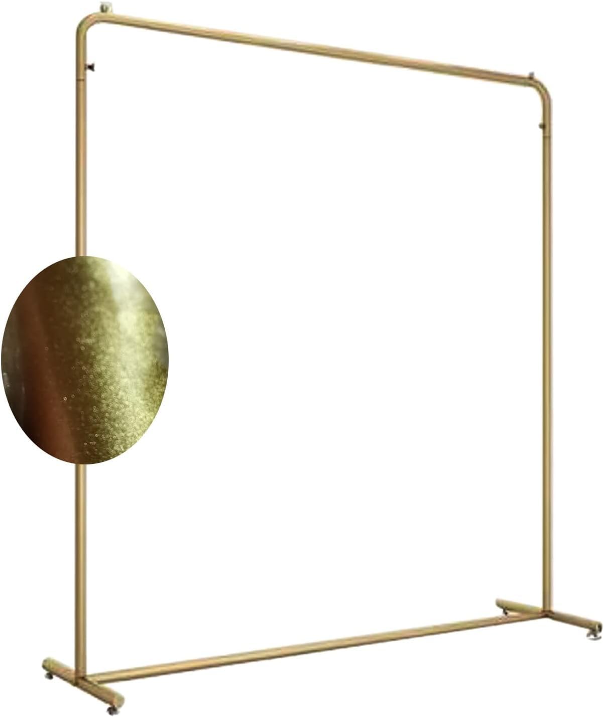 Porte-vêtements doré pour l'organisation de chambre moderne
