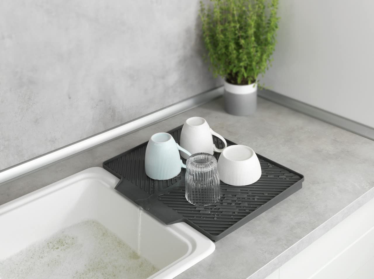 WENKO Escurreplatos Nelia, estera de goma con estructura acanalada e inclinada para un óptimo drenaje del agua, extensión lateral para el fregadero, plástico de calidad, 34 x 3 x 40 cm, gris
