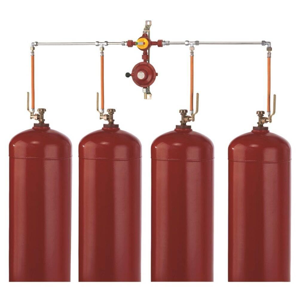 GOK Vierflaschenanlage für den Anschluss von vier Gasflaschen mit einem Füllgewicht von 11 kg - 33 kg mit Schlauchsteckern | 37mBar, einstellbar bis zu 50mBar